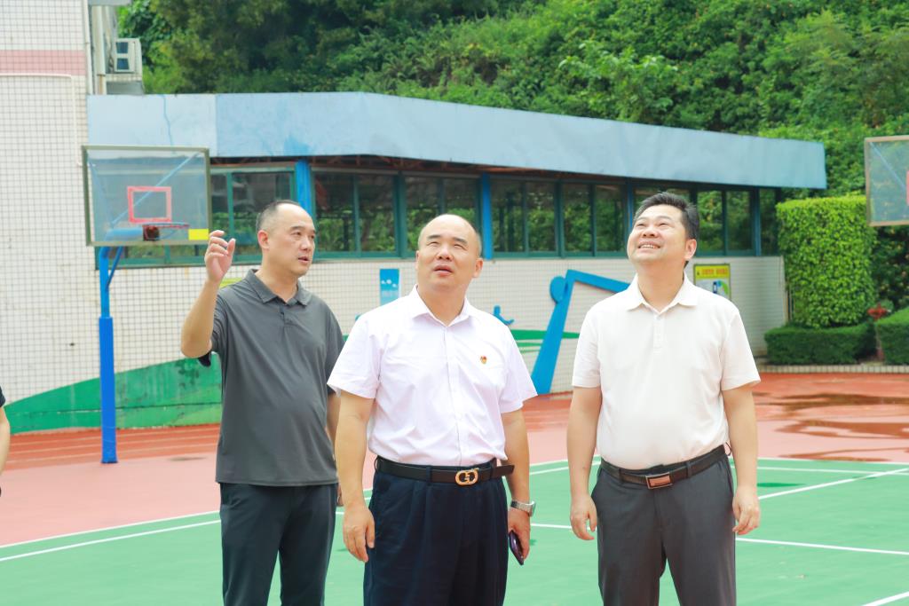 区教育局副局长高星莅临太白实验学校开展开学工作检查