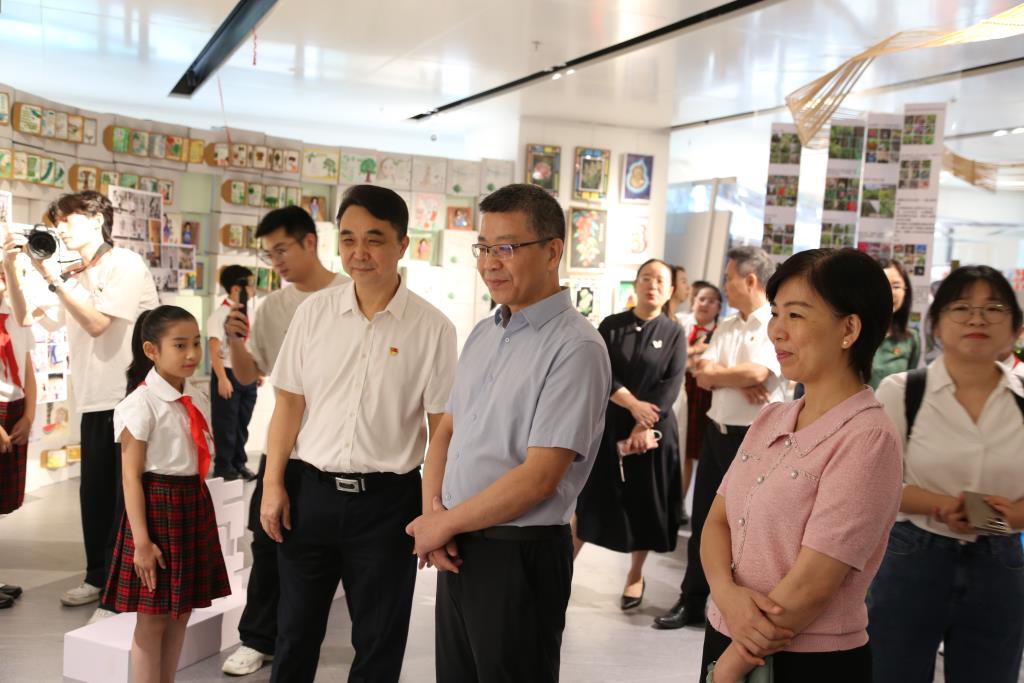 领导嘉宾观展