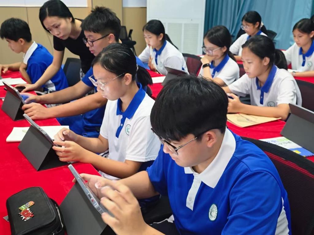 新质课堂，智启英语 ——龙创实验学校AI英语素养课正式开课