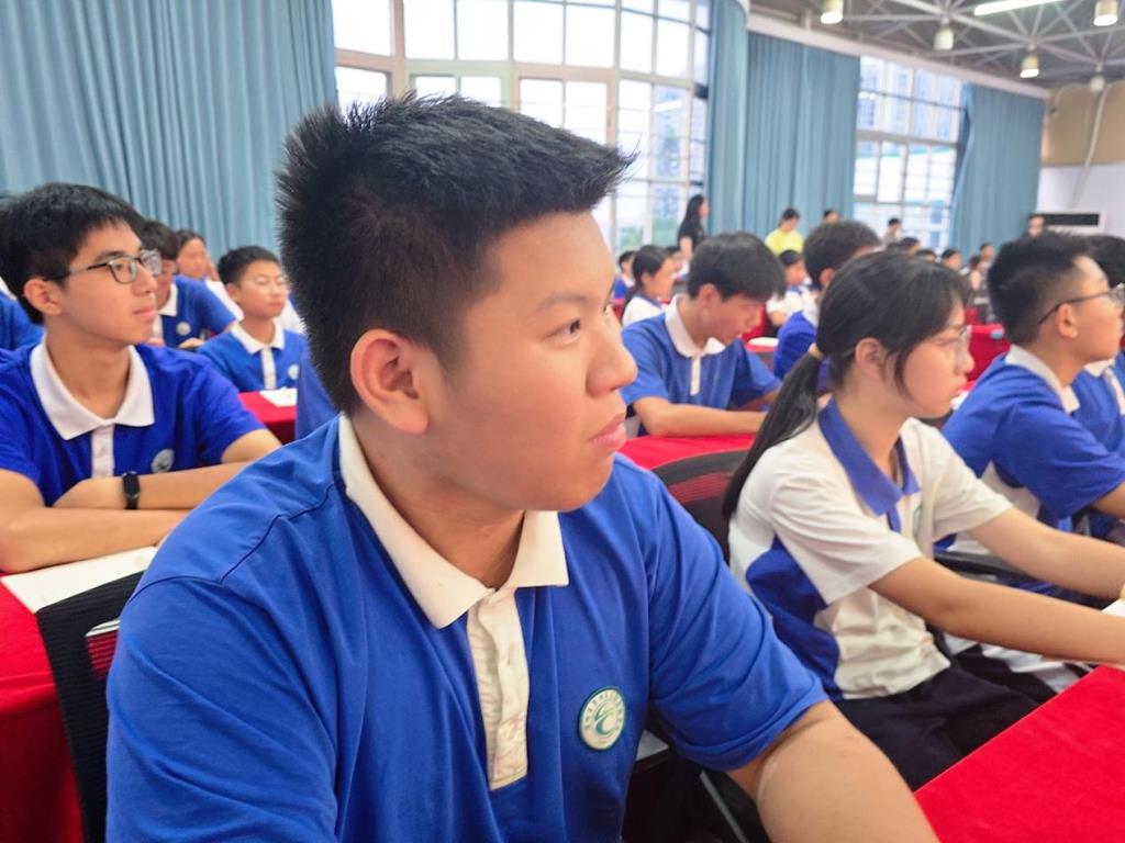 新质课堂，智启英语 ——龙创实验学校AI英语素养课正式开课