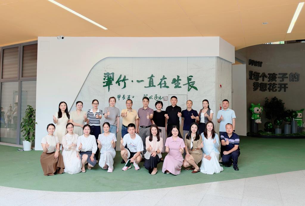 视导团队与学校领导合照