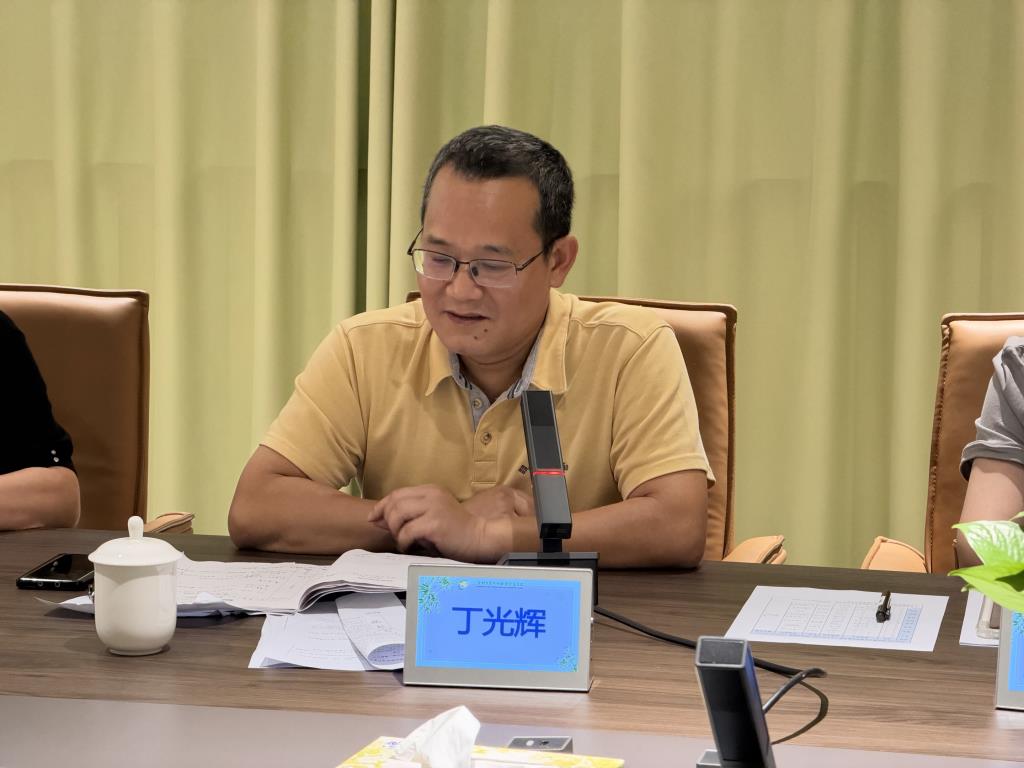 罗湖区教育科学研究院党支部副书记丁光辉发言