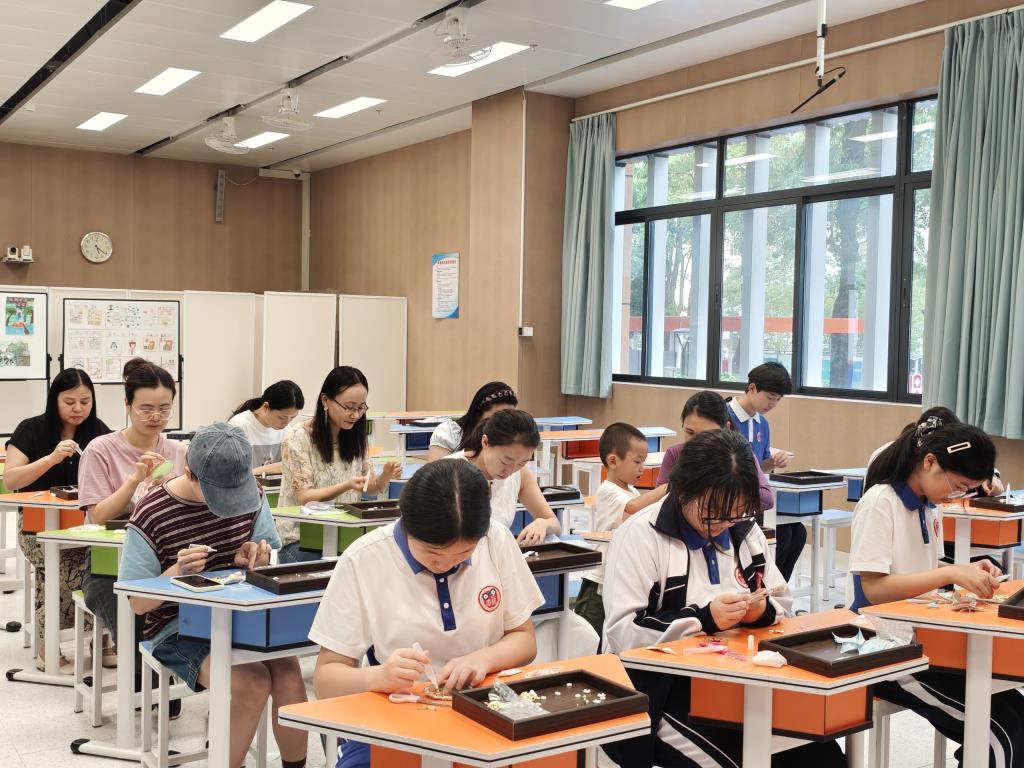 指尖品非遗 匠心润校园