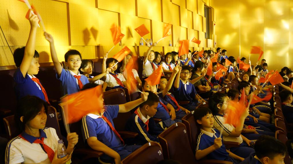 南湖小学师生参与蓝气球公益发布会 上好湾区红色思政课