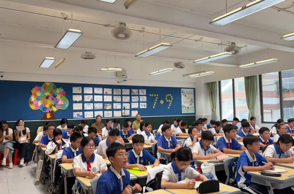 深圳市松泉实验学校迎来罗湖区教科院"百人听千课"视导活动