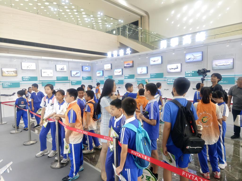 参观航空模型展区（2）
