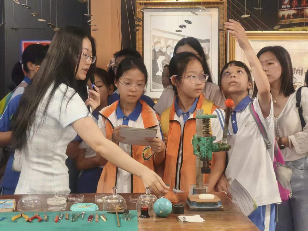 同学们认真聆听仪器模型讲解介绍
