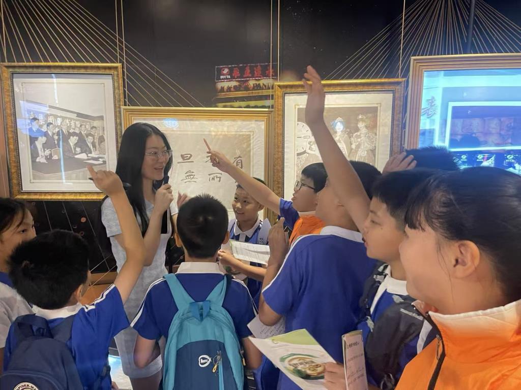积极参与讲解互动