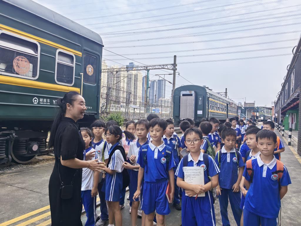 深圳市水库小学三年级学生走进“三趟快车”博物馆