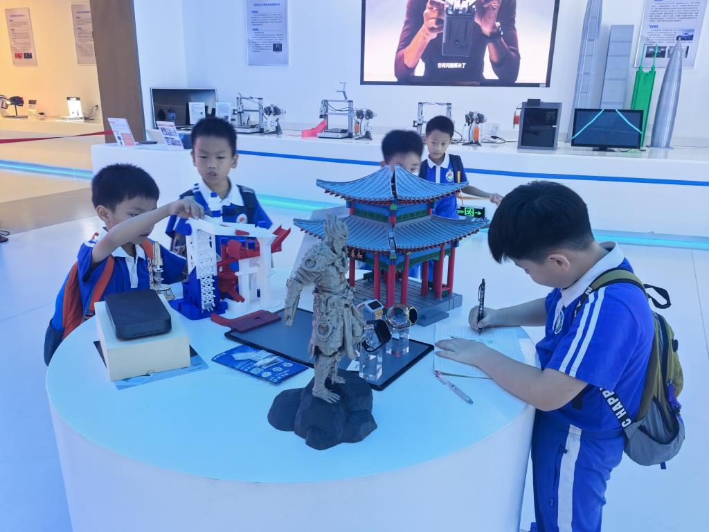 深圳市水库三年级学生走进市青少年活动中心开展“每周半天计划”