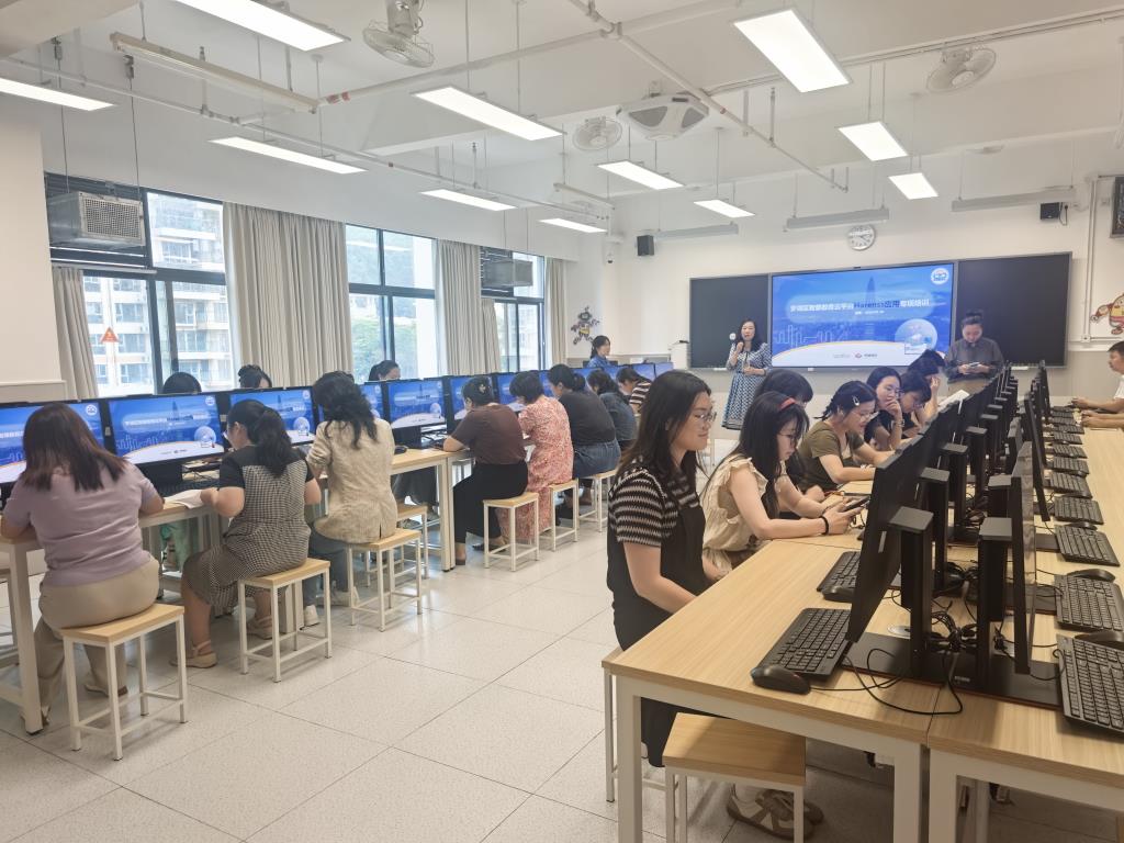 参训教师认真聆听、现场操作