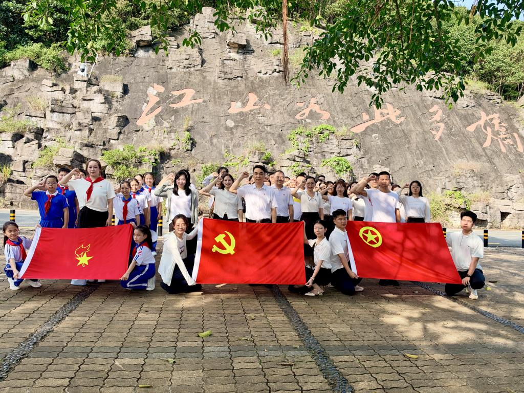 重温誓词，汲取信仰力量