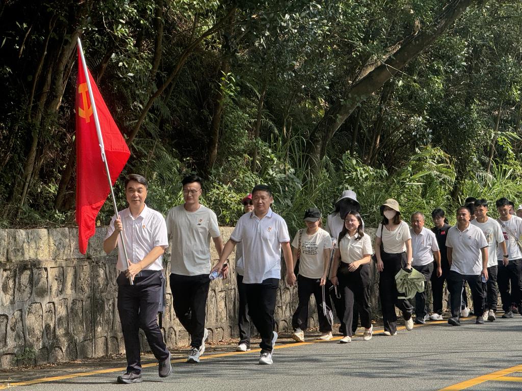师生徒步登山，切身感悟红军不畏艰难的长征精神