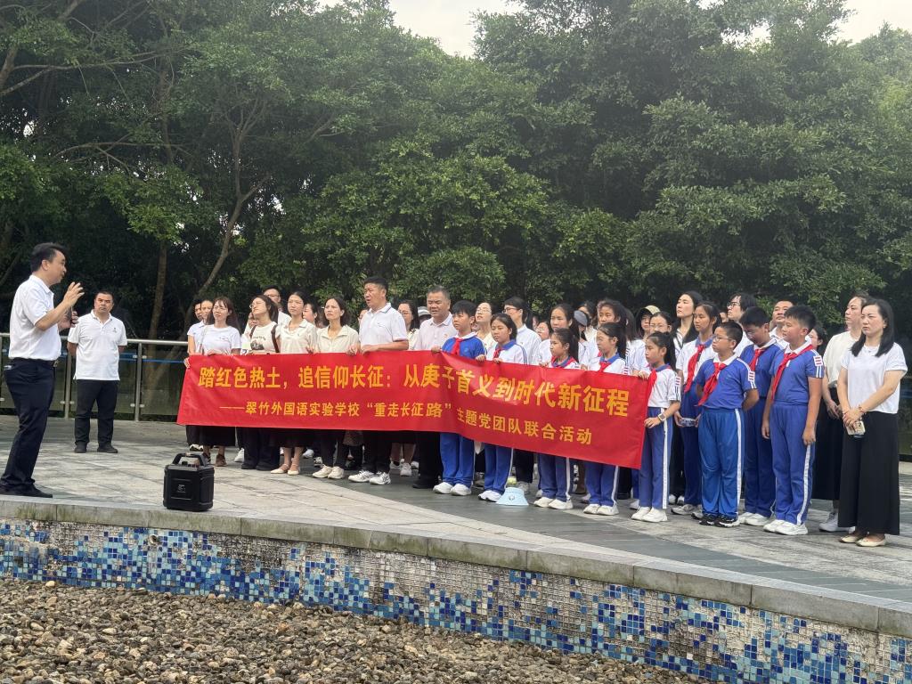 翠竹党总支书记孔文东现场讲授微党课