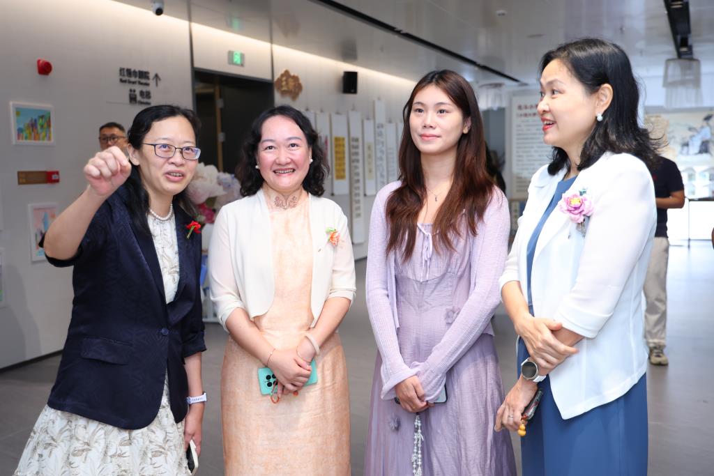 嘉宾参观美术展