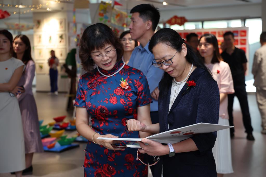 嘉宾参观美术展