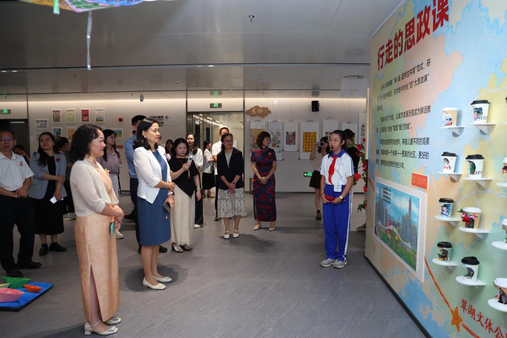 嘉宾参观美术展