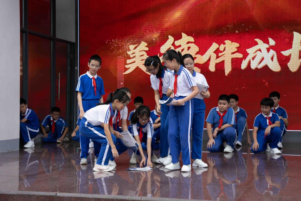 美德伴成长，少年有担当 　　——深圳市翠北实验小学主题升旗仪