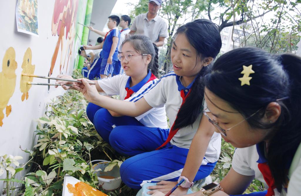 积极参与创作的学生