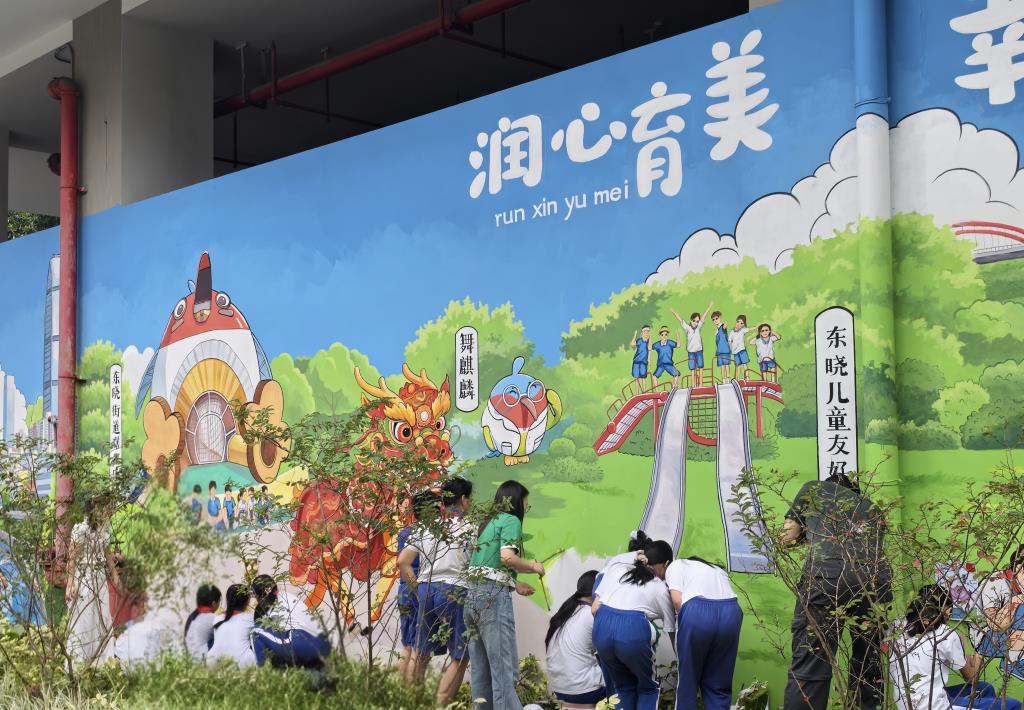师生同绘场景