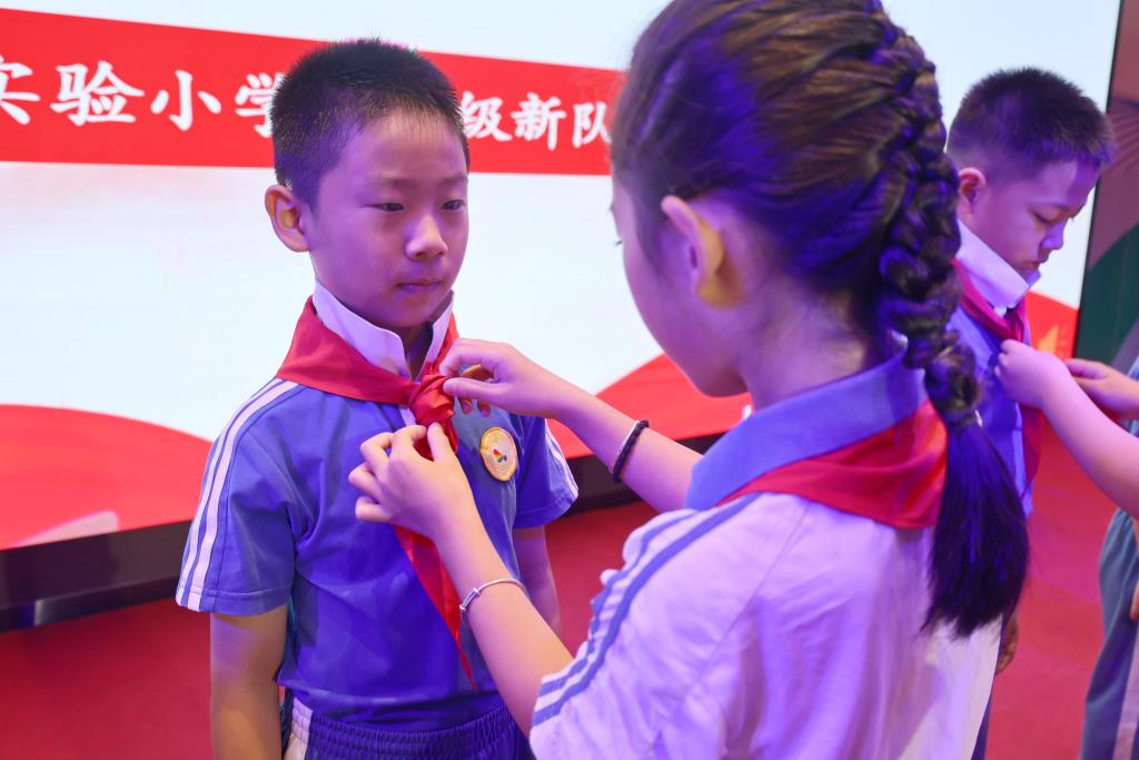 为新队员佩戴红领巾