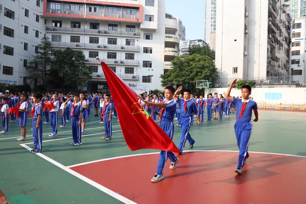 红岭小学·红心课程｜高举队旗跟党走少年接力新长征