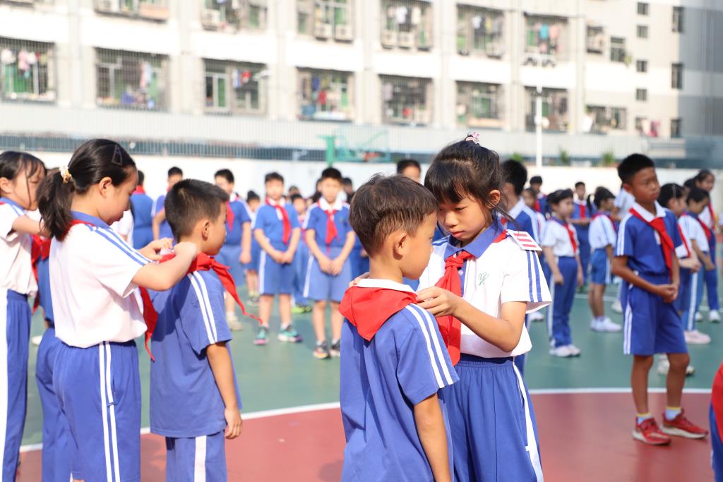 红岭小学·红心课程｜高举队旗跟党走少年接力新长征