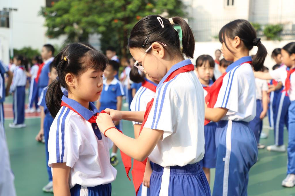 红岭小学·红心课程｜高举队旗跟党走少年接力新长征