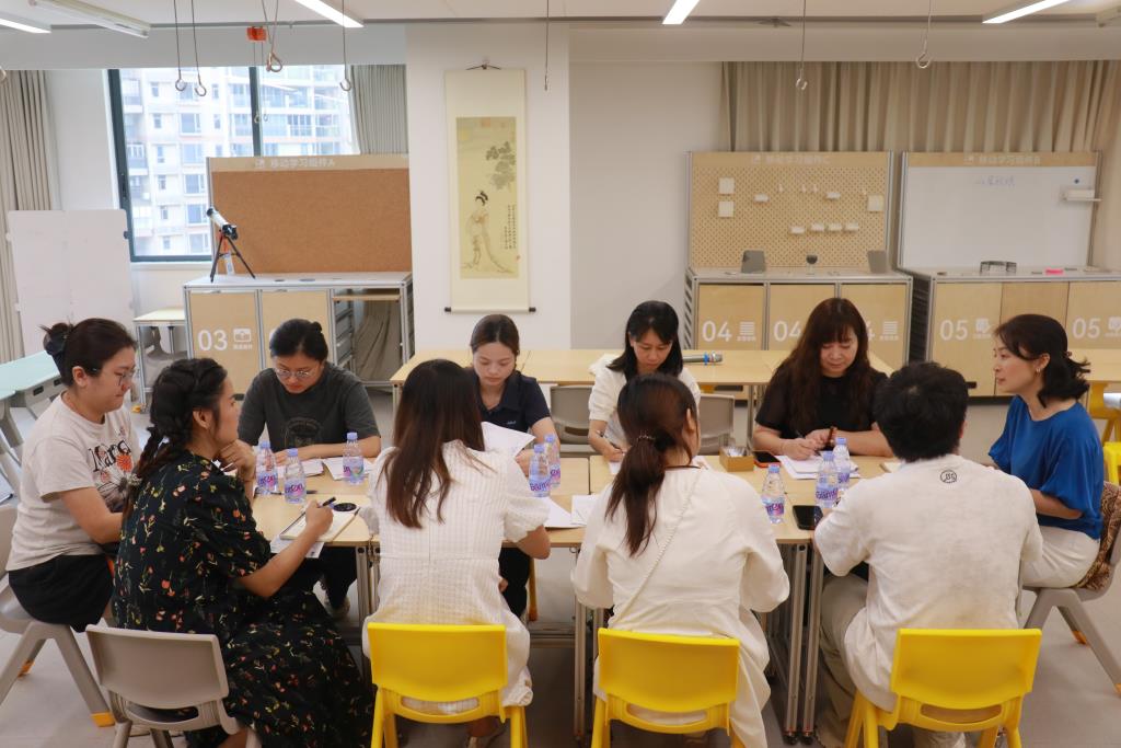区教研员带领集团学科团队评课研课