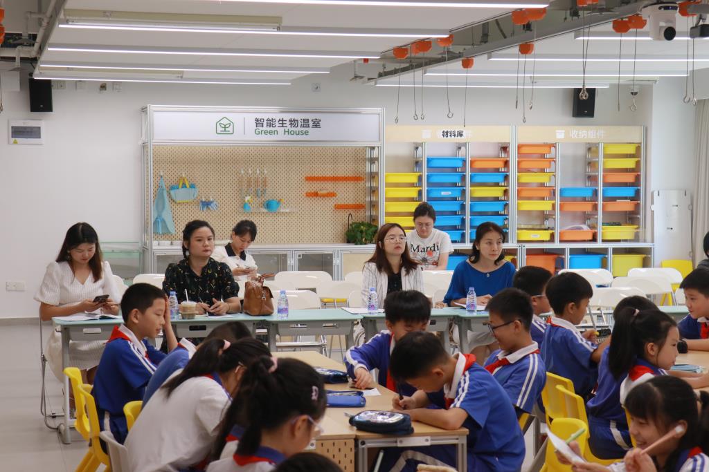 区教研员带领集团学科团队听课