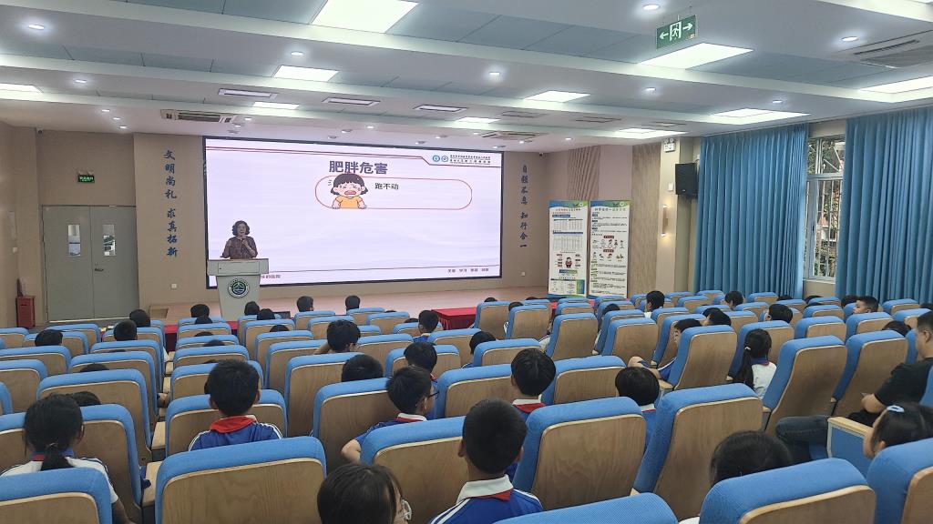 太白实验学校开展青少年体重管理专题科普讲座