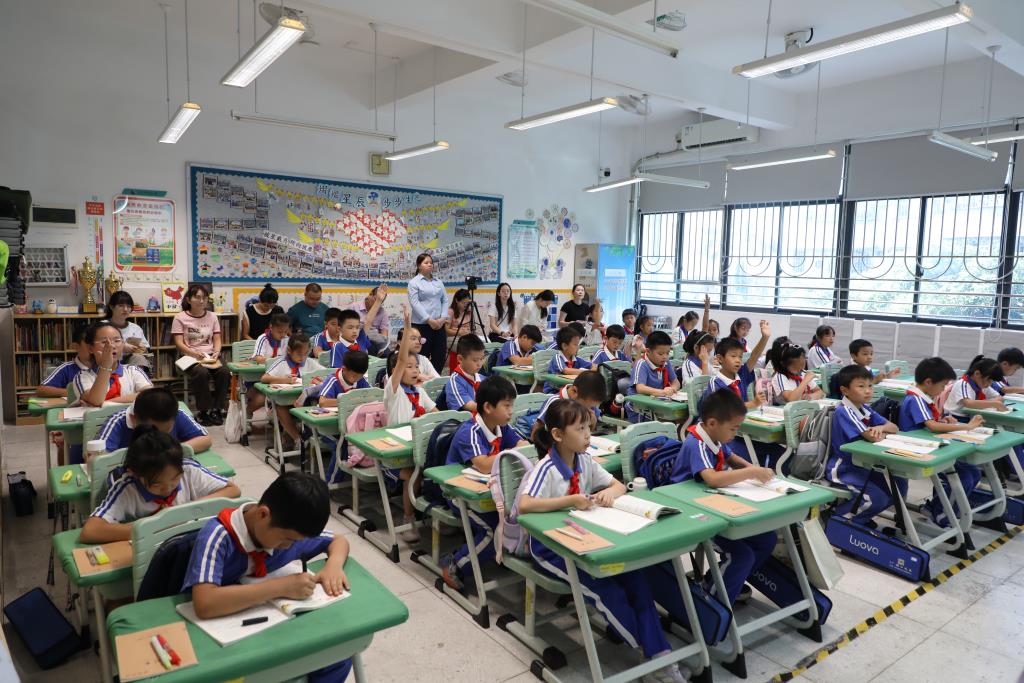罗湖区 “百人听千课” 教学视导活动走进红桂小学