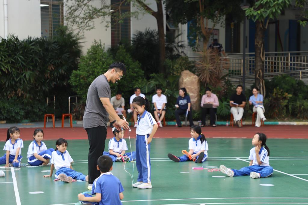 红岭小学·慧心课程｜罗湖区“百人听千课”视导行动走进红岭小学