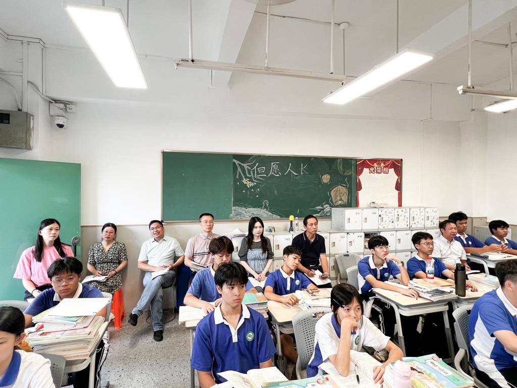 翠园文锦中学开展推门听课活动