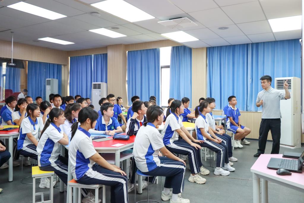 翠园文锦中学圆满完成罗湖区人工智能实验校专项视导