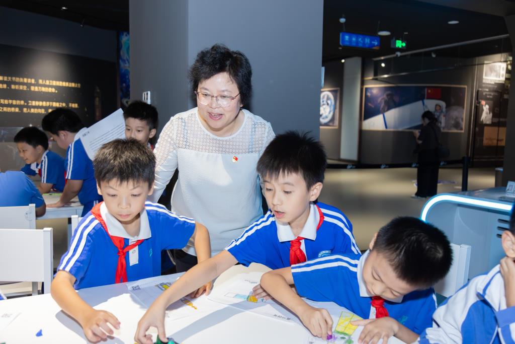 深圳市笋岗小学开展航天科技馆研学实践活动