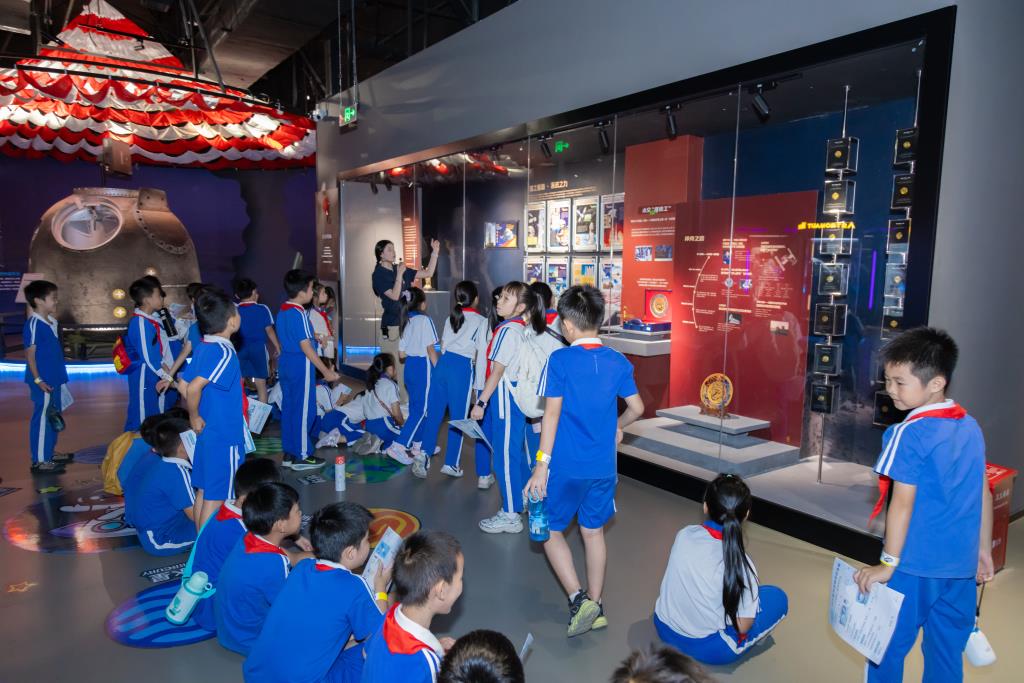 深圳市笋岗小学开展航天科技馆研学实践活动