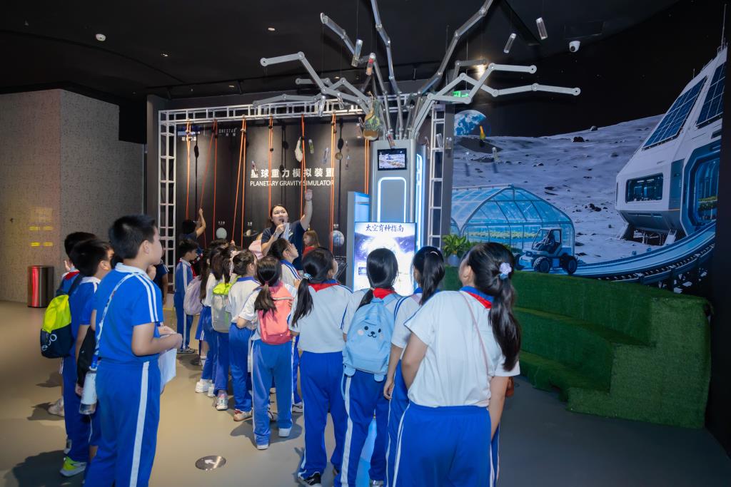 深圳市笋岗小学开展航天科技馆研学实践活动