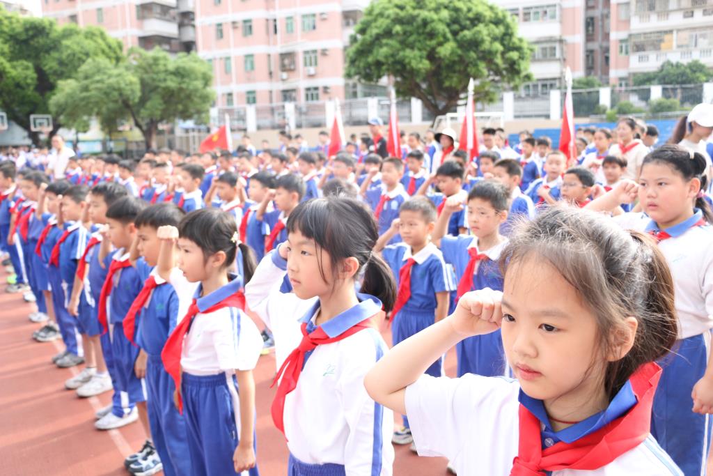 深圳市笋岗小学举行2026年新队员入队仪式