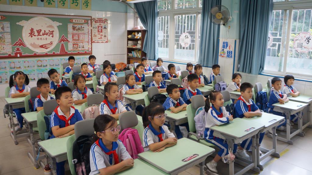 南湖小学开展《我和我的祖国》阅读推广公益校长课堂