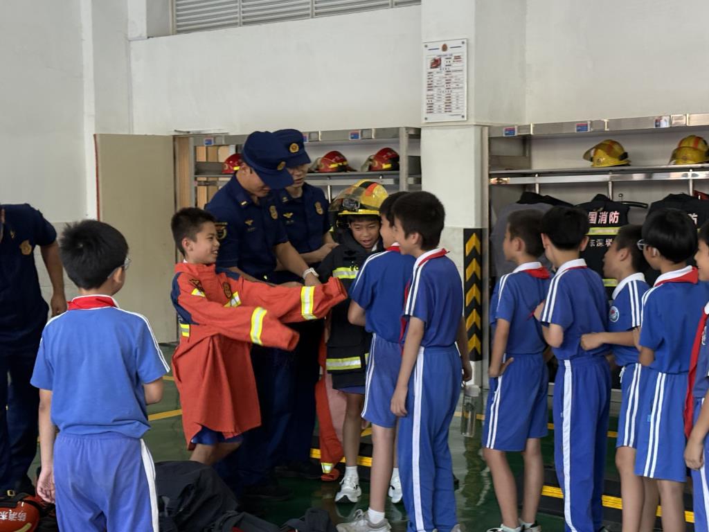 深圳市水库小学四年级学子走进东乐小型消防站开展研学实践