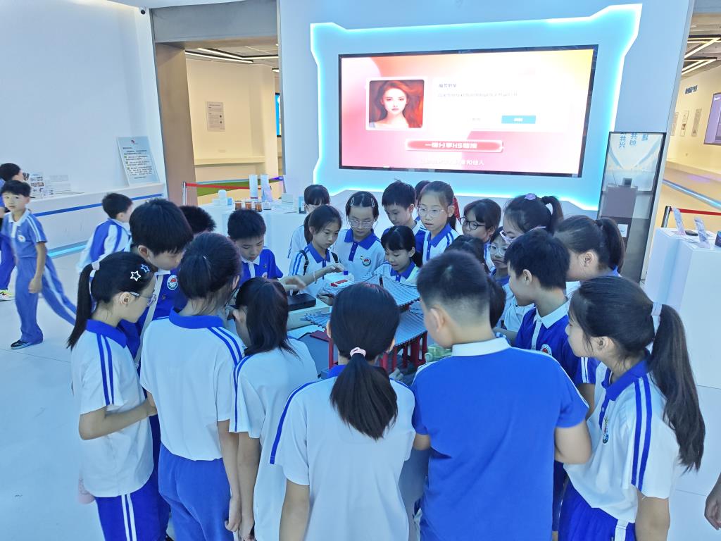 深圳市水库小学五年级开展“每周半天计划”足迹课程