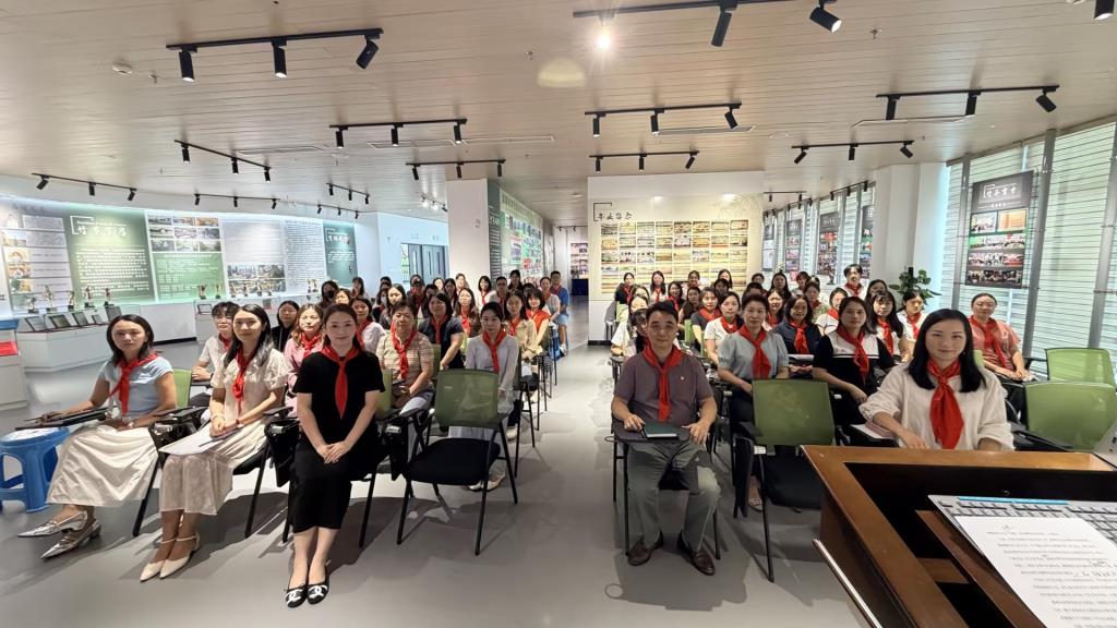 学校全体辅导员参加此次会议