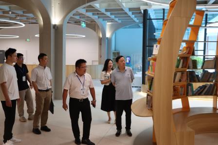 深圳少儿图书馆宋卫馆长莅临罗外小学指导新图书馆建设工作
