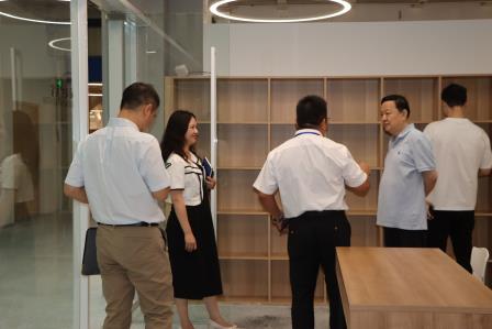 深圳少儿图书馆宋卫馆长莅临罗外小学指导新图书馆建设工作