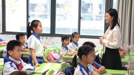 闪闪红星，照耀中国——湖贝小学开展爱国主义主题班会课活动