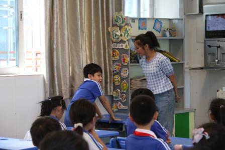 弘扬爱国精神，争当新时代好少年——新秀小学同上爱国主义教育班会课