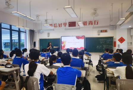 布心中学开展“探寻强国心，报效桑梓情”共上一节班会课活动
