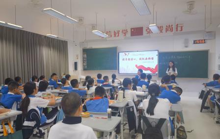 布心中学开展“探寻强国心，报效桑梓情”共上一节班会课活动