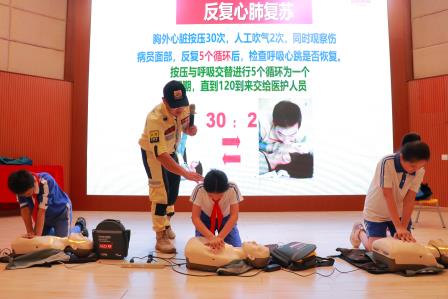 淘金山小学开展“白金十分钟”急救技术公益科普活动